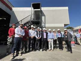 El Ministro de Vivienda y Urbanismo de Chile, Carlos Montes, en visita a la planta de Tecno Fast en Lamp