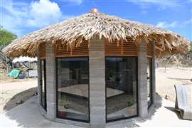 La primera casa impresa en 3D en Guatemala combina técnicas modernas de construcción con el tradicional techo de hojas de palma Rancho, ideal para condiciones sísmicas..jpg