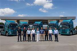 Vinícius e Vanessa Reiter Pilz, da Reiter Log, recebem dos diretores da Volvo os primeiros caminhões elétricos da marca no Brasil