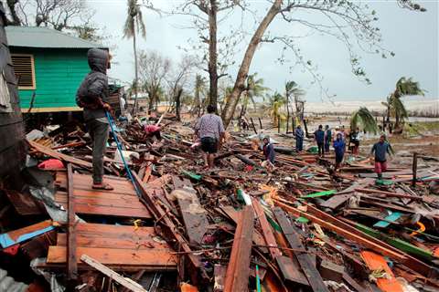 Residentes retiran escombros de sus casas destruidas por el paso del huracán Iota, en Puerto Cabezas, Nicaragua. Foto: Reuters. 