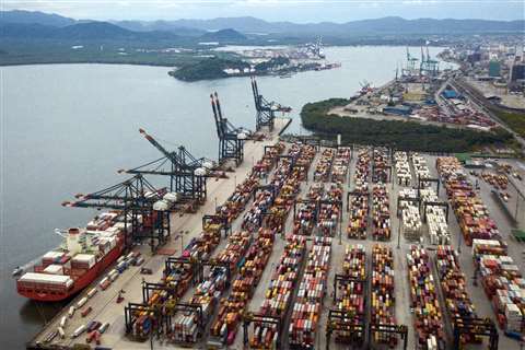 En el puerto de Santos, el complejo portuario más grande de América Latina.