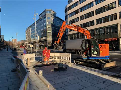 Los trabajadores dan los toques finales a un nuevo sitio de construcción de "emisiones cero" en el centro de Oslo, noviembre de 2020 Foto: Alister Doyle, Reuters