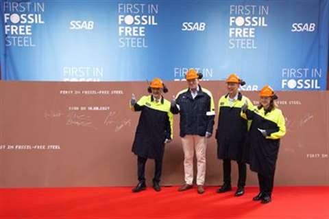 Los representantes de SSAB, LKAB y Vattenfall exhiben la primera esponja de hierro reducida en hidrógeno del mundo.
