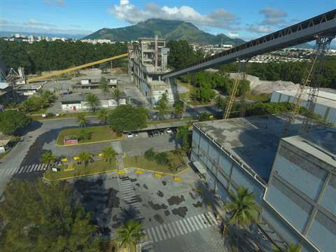 Fábrica donde se produce cemento certificado por el Instituto Falcão Bauer.