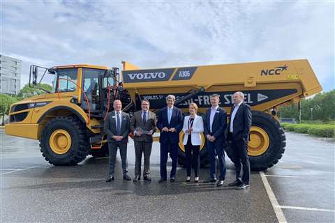 Volvo CE realiza la primera entrega de una máquina de construcción fabricada con acero libre de fósiles.