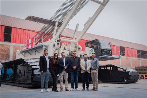 Familia Sánchez con grúa Demag de 650 toneladas de capacidad, Lima- Perú
