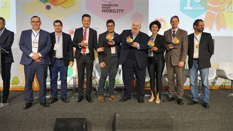 El alcalde Rafael Greca recibe los trofeos otorgados a Curitiba como la Ciudad más Inteligente y Conectada de Brasil y a la Más Emprendedora en el ranking Ciudades Inteligentes Conectadas 2022