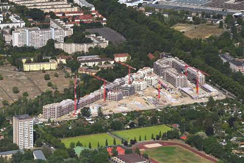 Seis grúas Wolffkran se utilizaron simultáneamente en un sitio de construcción en Berlín, Alemania. Se espera que los trabajos de construcción continúen hasta el invierno de 2024. Foto: Wolffkran