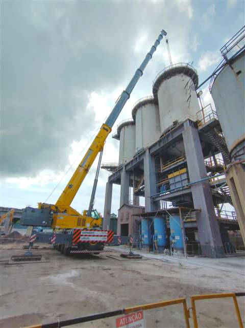 Grove GMK5250L-1 desempeña un papel clave en el desmantelamiento de una central eléctrica compleja en Vitória